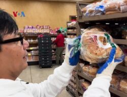 Menjalankan Usaha Distribusi Roti dan Kue Kering Sejak Pukul 3 Pagi