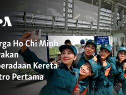 Penduduk Ho Chi Minh Merayakan Kedatangan Kereta Metro Perdana