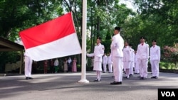 Indonesian diaspora youth Paskibra team in Washington, D.C. unfurling the Indonesian flag during a rehearsal (Photo: VOA Indonesia).