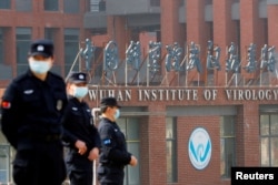 Petugas keamanan berjaga di luar Institut Virologi Wuhan