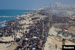 Warga Palestina, yang mengungsi ke selatan atas perintah Israel selama perang, kembali ke rumah mereka di Gaza utara, di tengah gencatan senjata antara Israel dan Hamas, di Jalur Gaza tengah, 27 Januari 2025. (Foto: REUTERS/Ramadan Abed)